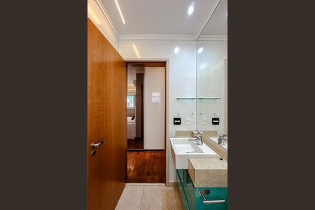 Apartamento à venda com 280m², 4 quartos e 5 vagas Apartamento à venda com 280m², 4 quartos e 5 vagasBanheiro da Suíte 1