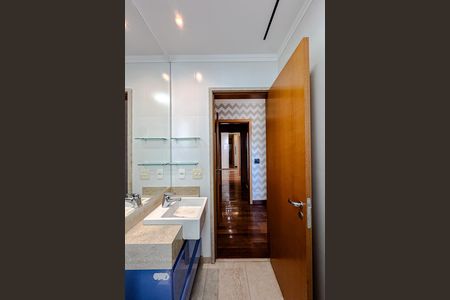 Apartamento à venda com 280m², 4 quartos e 5 vagas Apartamento à venda com 280m², 4 quartos e 5 vagasBanheiro da Suíte 3