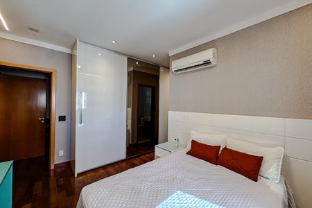 Apartamento à venda com 280m², 4 quartos e 5 vagas Apartamento à venda com 280m², 4 quartos e 5 vagasQuarto 1 - Suíte