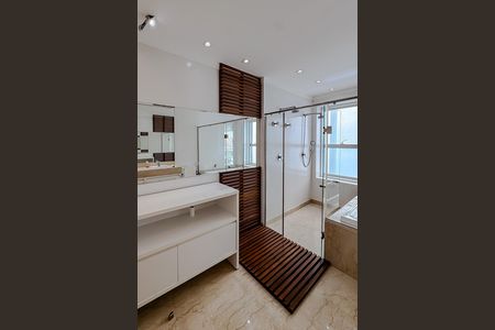 Apartamento à venda com 280m², 4 quartos e 5 vagas Apartamento à venda com 280m², 4 quartos e 5 vagasBanheiro da Suíte 4