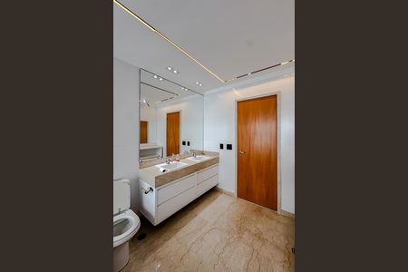 Apartamento à venda com 280m², 4 quartos e 5 vagas Apartamento à venda com 280m², 4 quartos e 5 vagasBanheiro da Suíte 4