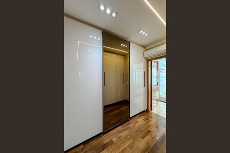 Apartamento à venda com 280m², 4 quartos e 5 vagas Apartamento à venda com 280m², 4 quartos e 5 vagasQuarto 4 - Suíte