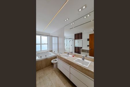 Apartamento à venda com 280m², 4 quartos e 5 vagas Apartamento à venda com 280m², 4 quartos e 5 vagasBanheiro da Suíte 4