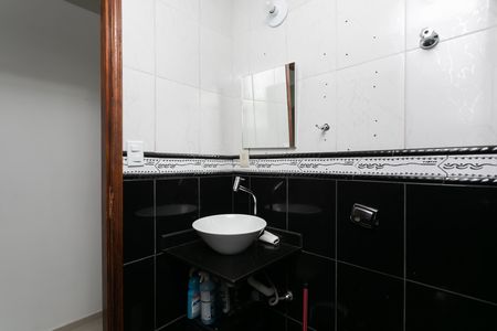 Banheiro 2 de casa para alugar com 3 quartos, 2000m² em Vila Carmosina, São Paulo