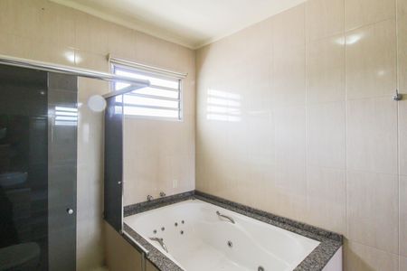 Casa à venda com 1100m², 8 quartos e 4 vagas Casa à venda com 1100m², 8 quartos e 4 vagasBanheiro da Suíte
