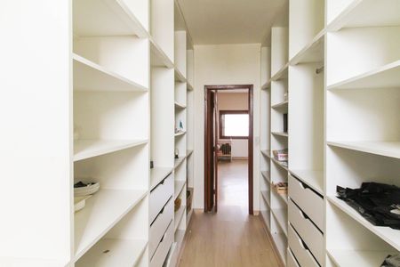 Casa à venda com 1100m², 8 quartos e 4 vagas Casa à venda com 1100m², 8 quartos e 4 vagasSuíte