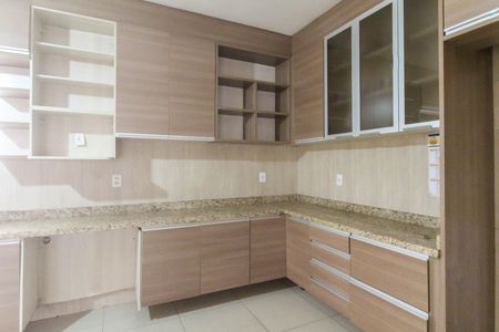 Casa à venda com 1100m², 8 quartos e 4 vagas Casa à venda com 1100m², 8 quartos e 4 vagasCozinha