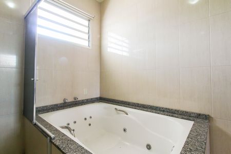 Casa à venda com 1100m², 8 quartos e 4 vagas Casa à venda com 1100m², 8 quartos e 4 vagasBanheiro da Suíte