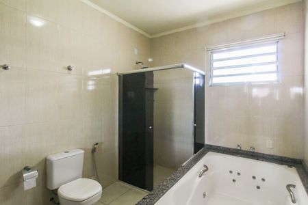 Casa à venda com 1100m², 8 quartos e 4 vagas Casa à venda com 1100m², 8 quartos e 4 vagasBanheiro da Suíte
