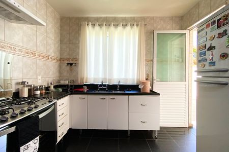 Casa de condomínio à venda com 357m², 5 quartos e 9 vagas Casa de condomínio à venda com 357m², 5 quartos e 9 vagasCozinha