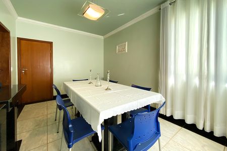 Casa de condomínio à venda com 357m², 5 quartos e 9 vagas Casa de condomínio à venda com 357m², 5 quartos e 9 vagasSala de Jantar