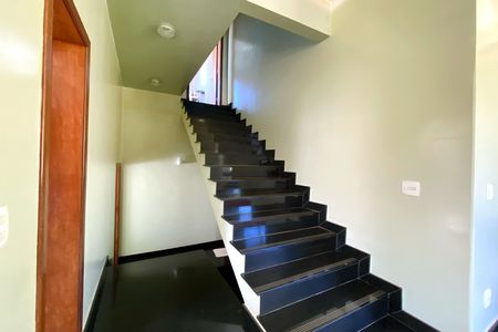 Casa de condomínio à venda com 357m², 5 quartos e 9 vagas Casa de condomínio à venda com 357m², 5 quartos e 9 vagasEscadas