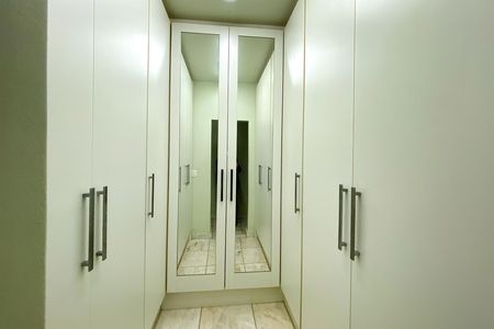 Casa de condomínio à venda com 357m², 5 quartos e 9 vagas Casa de condomínio à venda com 357m², 5 quartos e 9 vagasCloset da Suite 1