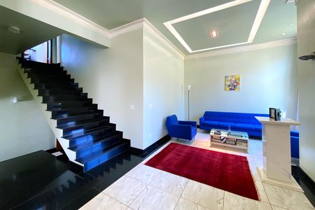 Casa de condomínio à venda com 357m², 5 quartos e 9 vagas Casa de condomínio à venda com 357m², 5 quartos e 9 vagasHall de entrada