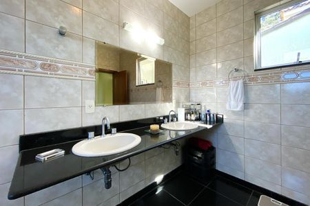 Casa de condomínio à venda com 357m², 5 quartos e 9 vagas Casa de condomínio à venda com 357m², 5 quartos e 9 vagasBanheiro da Suíte 1