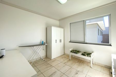 Casa de condomínio à venda com 357m², 5 quartos e 9 vagas Casa de condomínio à venda com 357m², 5 quartos e 9 vagasQuarto 2