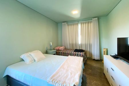Casa de condomínio à venda com 357m², 5 quartos e 9 vagas Casa de condomínio à venda com 357m², 5 quartos e 9 vagasQuarto 4 (externo)
