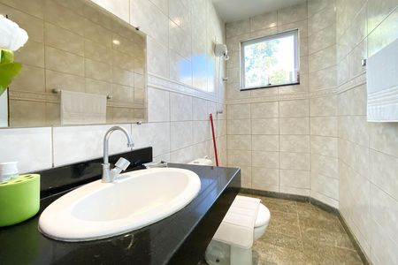 Casa de condomínio à venda com 357m², 5 quartos e 9 vagas Casa de condomínio à venda com 357m², 5 quartos e 9 vagasBanheiro externo