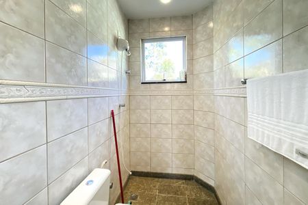 Casa de condomínio à venda com 357m², 5 quartos e 9 vagas Casa de condomínio à venda com 357m², 5 quartos e 9 vagasBanheiro externo