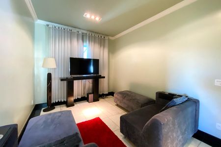 Casa de condomínio à venda com 357m², 5 quartos e 9 vagas Casa de condomínio à venda com 357m², 5 quartos e 9 vagasSala de TV