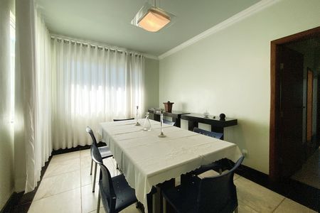 Casa de condomínio à venda com 357m², 5 quartos e 9 vagas Casa de condomínio à venda com 357m², 5 quartos e 9 vagasSala de Jantar
