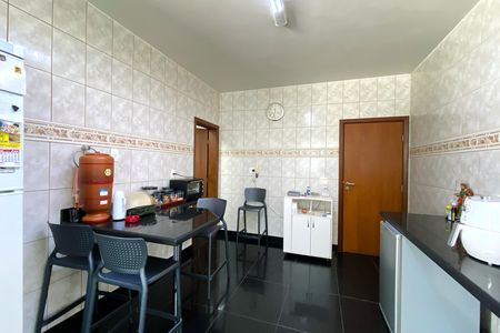 Casa de condomínio à venda com 357m², 5 quartos e 9 vagas Casa de condomínio à venda com 357m², 5 quartos e 9 vagasCozinha