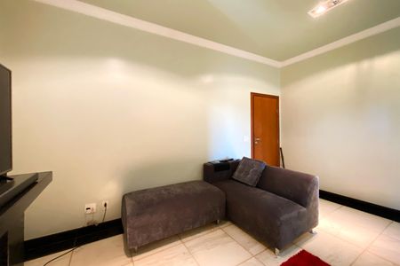 Casa de condomínio à venda com 357m², 5 quartos e 9 vagas Casa de condomínio à venda com 357m², 5 quartos e 9 vagasSala de TV