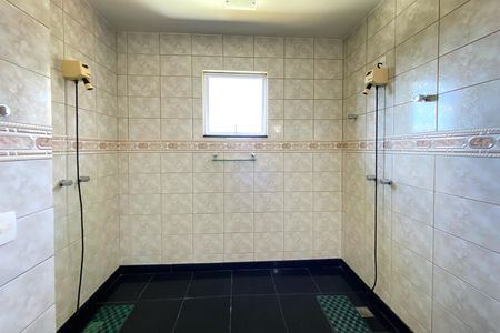 Casa de condomínio à venda com 357m², 5 quartos e 9 vagas Casa de condomínio à venda com 357m², 5 quartos e 9 vagasBanheiro da Suíte 1