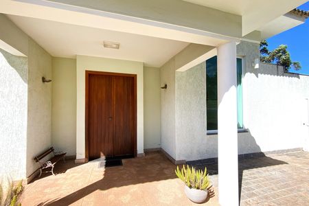Casa de condomínio à venda com 357m², 5 quartos e 9 vagas Casa de condomínio à venda com 357m², 5 quartos e 9 vagasVaranda entrada