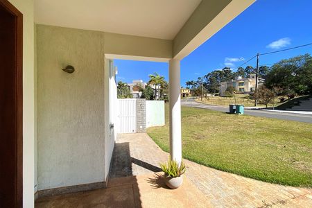 Casa de condomínio à venda com 357m², 5 quartos e 9 vagas Casa de condomínio à venda com 357m², 5 quartos e 9 vagasVaranda Entrada