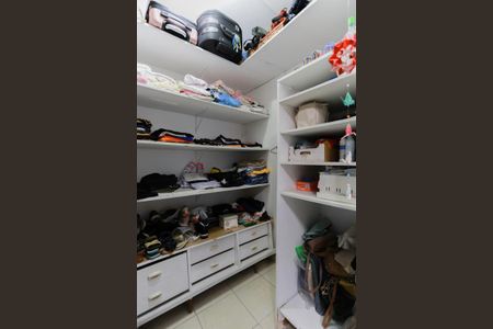 Apartamento à venda com 103m², 2 quartos e sem vaga Apartamento à venda com 103m², 2 quartos e sem vagaCloset da suíte