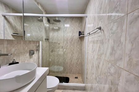 Apartamento à venda com 81m², 2 quartos e 2 vagas Apartamento à venda com 81m², 2 quartos e 2 vagasBanheiro social