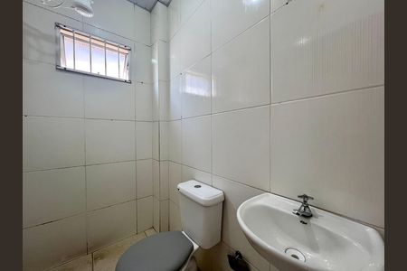Banheiro social de apartamento para alugar com 2 quartos, 40m² em Parque Xangri-lá, Contagem