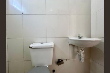 Banheiro social de apartamento para alugar com 2 quartos, 40m² em Parque Xangri-lá, Contagem