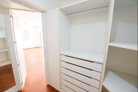 Apartamento para alugar com 297m², 3 quartos e 3 vagas Apartamento para alugar com 297m², 3 quartos e 3 vagasCloset da suíte 1