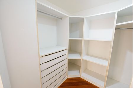 Apartamento para alugar com 297m², 3 quartos e 3 vagas Apartamento para alugar com 297m², 3 quartos e 3 vagasCloset da suíte 1