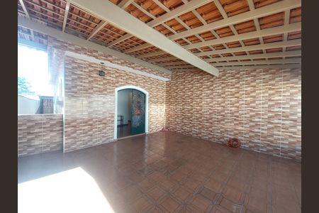 Casa à venda com 120m², 2 quartos e 2 vagas Casa à venda com 120m², 2 quartos e 2 vagasVaranda