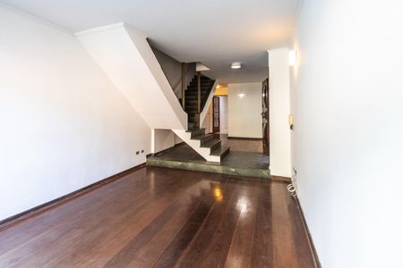 Casa para alugar com 3 quartos, 250m² em Vila Ipojuca, São Paulo