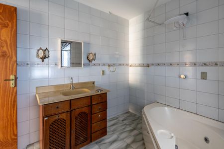 Banheiro da suíte de casa para alugar com 3 quartos, 250m² em Vila Ipojuca, São Paulo