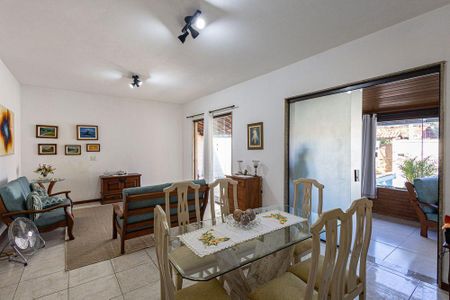Casa à venda com 180m², 3 quartos e 4 vagas