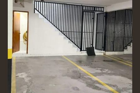 Escada de acesso a garagem com portão de ferro e porta de madeira. de casa à venda com 4 quartos, 63m² em Vila Dalila, São Paulo