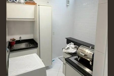 Cozinha com pia, geladeira e fogão, com iluminação boa e mobiliário simples. de casa à venda com 4 quartos, 63m² em Vila Dalila, São Paulo
