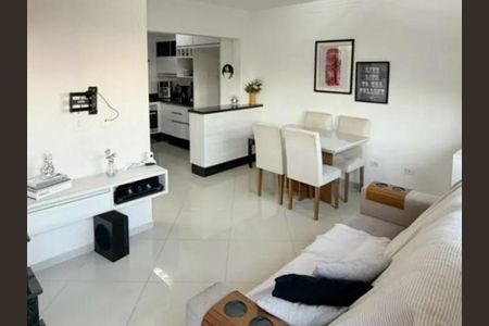 Sala de estar com sofá, mesa e cadeiras, e TV na parede. de casa à venda com 4 quartos, 63m² em Vila Dalila, São Paulo