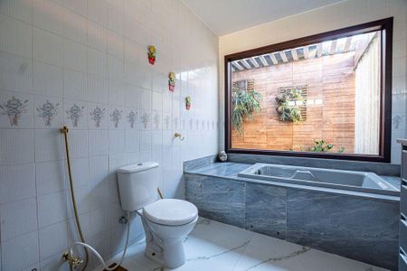 Casa à venda com 258m², 6 quartos e 2 vagas