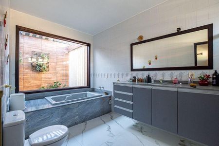 Casa à venda com 258m², 6 quartos e 2 vagas