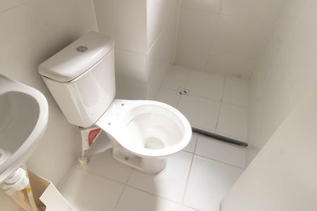 Banheiro de apartamento para alugar com 2 quartos, 60m² em Paciência, Rio de Janeiro