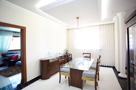 Casa para alugar com 500m², 4 quartos e 4 vagas Casa para alugar com 500m², 4 quartos e 4 vagasSala de Jantar