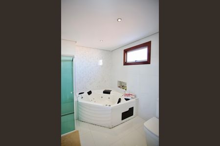 Casa para alugar com 500m², 4 quartos e 4 vagas Casa para alugar com 500m², 4 quartos e 4 vagasBanheiro da Suíte Master