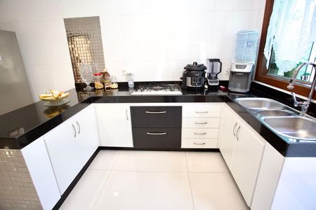 Casa para alugar com 500m², 4 quartos e 4 vagas Casa para alugar com 500m², 4 quartos e 4 vagasCozinha e Área de Serviço
