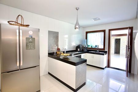 Casa para alugar com 500m², 4 quartos e 4 vagas Casa para alugar com 500m², 4 quartos e 4 vagasCozinha e Área de Serviço